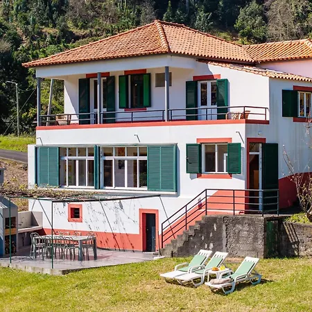 Ferienhaus Retiro Do Artista Art And Views Over The Valley